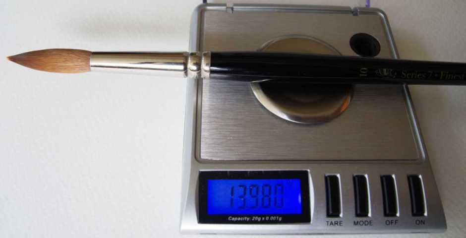 For brushes of size 12 and below, with a charged mass of less than 20 g, scales with a range of 0 to 20 g were used. These resolve to 0.001 g (1 mg).